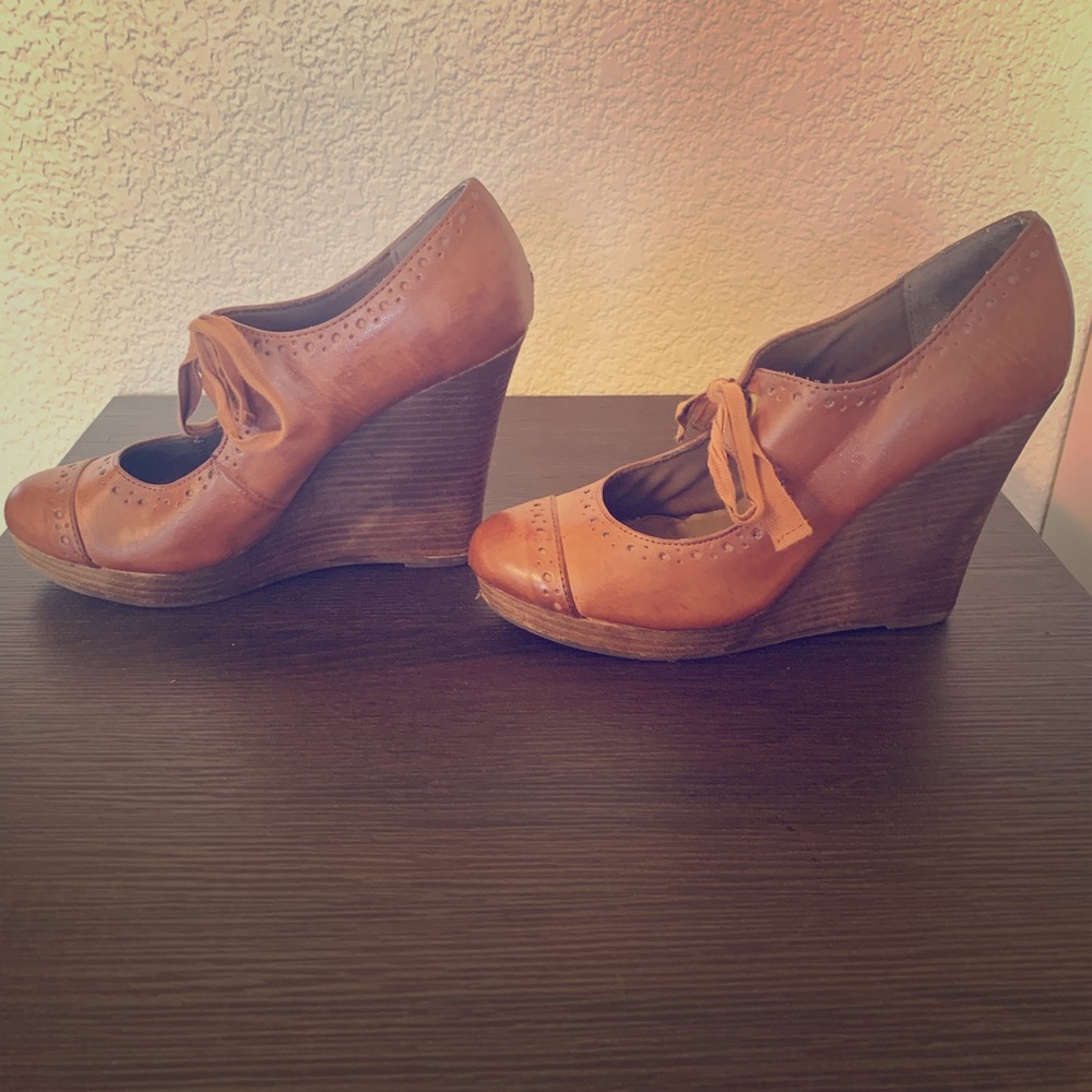 Super cute brown wedges